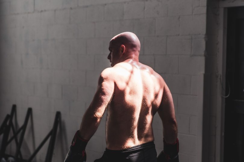 僧帽筋のダンベルトレーニング4選 首 肩甲骨周辺の筋肉の鍛え方